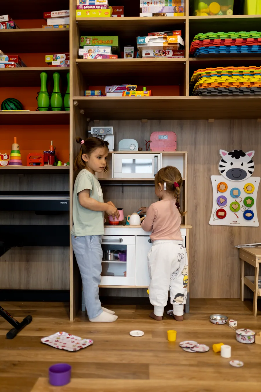 Dzieci bawiące się w kąciku zabaw
